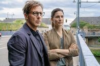 In Wahrheit – Die Saarlouiserin Judith Mohn (Christina Hecke) und der Saarbrücker Mirco Hambach (Hendrik Duryn) sind zwar von unterschiedlichen Dienststellen, sie ermitteln und beobachten aber gemeinsam einen Tatverdächtigen.