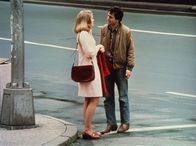 Taxi Driver – Travis (Robert De Niro, r.) hat ein misslungenes Date mit der Wahlkampfmanagerin Betsy (Cybill Shepherd, l.).