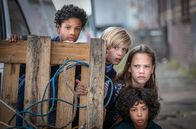 Die Pfefferkörner – Tayo (Samuel Adams), Levin (Moritz Pauli), Kira (Marlene von Appen) und Femi (Spencer König) auf Beobachtungsposten