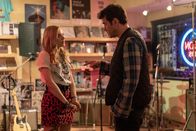 Loudermilk – Claire Wilkes (Anja Savcic, l.); Sam Loudermilk (Ron Livingston, r.)