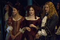 Versailles – L-P: Sophie (Maddison Jaizani), Béatrice (Amira Casar), Chevalier (Evan Williams)