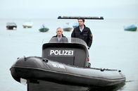 WaPo Bodensee – Paul Schott (Tim Wilde, l.) und Jakob Frings (Max König, r.) auf der Fahrt zum Regenwasserkanal.