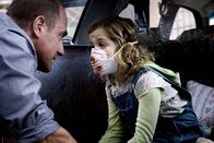 Carriers – Das Virus verbreitet sich rasant. Frank (Christopher Meloni) ist völlig verzweifelt, denn seine kleine Tochter Jodie (Kiernan Shipka) hat sich mit dem tödlichen Virus infiziert. Doch niemand will ihm helfen.