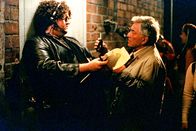 Columbo – (v.li.) Jorge Garcia (Julius), Peter Falk (Inspektor Columbo).