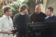 Navy CIS: L.A. – Als ein Undercover-Agent auffliegt und getötet wird, machen sie sich auf die Suche nach dem Maulwurf, um weitere Morde zu verhindern: Eric (Barrett Foa, l.), Marty (Eric Christian Olsen, 2.v.l.), Sam (LL Cool J) und Callen (Chris O'Donnell) ...