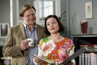 Die Rosenheim-Cops – Tobias Hartl (Michael A.Grimm) stellt Miriam Stockl (Marisa Burger) zur Rede, die gar nicht leugnet, wie sehr ihr der Neue Rosenheim-Cop gefällt.