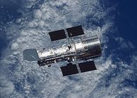 Hubble - Mission Universum – 611 Kilometer über der Erde zieht Hubble seit 1990 seine Kreise und liefert der Wissenschaft unschätzbar wertvolle Informationen über das Universum.