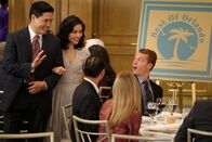Fresh off the Boat – Louis (Randall Park, l.) erhält den "Best of Orlando"-Award als Mittelstandsunternehmer des Jahres. Jessica (Constance Wu, 2.v.l.) ist unglaublich stolz auf ihren Mann und prahlt damit nicht nur vor Verwandten und Bekannten, sondern lädt sie zusätzlich auch noch zwingend zu der Verleihung ein. Doch da begeht Louis einen Fehler ...