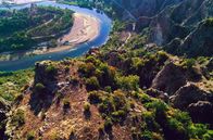 Bulgariens Bergwelten – Hier gräbt sich der Fluss Arda in engen Schleifen durch das Gestein der Rhodopen.