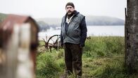 Mord auf Shetland – Im Dorf ist mit dem kauzigen Magnus Bain (Brian Cox) schnell ein Schuldiger gefunden.