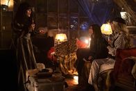 What We Do in the Shadows – (v.l.n.r.) Nadja (Natasia Demetriou); Marwa (Parisa Fakhri); Führerin (Kristen Schaal)