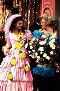 Die Nanny – Frans (Fran Drescher, li.) Mutter Sylvia (Renee Taylor) hat den Verwandten erzählt, ihre Tochter sei mit dem reichen Maxwell verheiratet. Ein Besuch der lieben Verwandten stellt Fran dementsprechend vor Probleme.