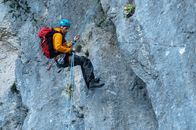 Die Bergretter – Gekonnt seilt sich der Bergretter Markus Kofler (Sebastian Ströbel) die steile Felswand hinab. Er muss sich beeilen, um zu der verletzten Frau zu kommen.