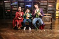 1000 Tricks – Zauberlehrer Tristan lädt die Zauberschülerinnen Hannah und Diana zu sich ein. Mit Hilfe von Magie zaubert er den beiden einen Becher gefüllt mit Popcorn. Oder liegt das Geheimnis am Becher selbst?