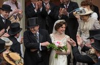 Howards End – Percy Cahill (Miles Jupp, l.) und Evie Wilcox (Bessie Carter, r.).