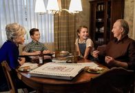 Young Sheldon – (v.l.n.r.) Connie "Meemaw" Tucker (Annie Potts); Sheldon Cooper (Iain Armitage); Missy Cooper (Raegan Revord); Coach Dale Ballard (Craig T. Nelson)
