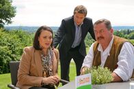 Die Rosenheim-Cops – Die Rosenheim-Cops Sven Hansen (Igor Jeftic, M.) und Korbinian Hofer (Joseph Hannesschläger, r.) ermitteln im Golfclub. Kann Barbara Wurzer (Eva-Maria Höfling, l.) zur Aufklärung des Falles beitragen?