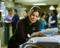 Code Black – Leanne (Marcia Gay Harden) widersetzt sich den Richtlinien von Campbell und schickt den Rettungshubschrauber des Krankenhauses los, um eine Familie ein letztes Mal zu vereinen ...