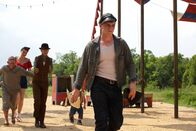 American Horror Story – Müssen die Leiche verschwinden lassen, um nicht ins Fadenkreuz der Ermittler zu kommen: Salty (Christopher Neiman, l.), Amoazon Eve (Erika Ervin, 2.v.l.), Paul (Mat Fraser, 2.v.r.) und Jimmy (Evan Peters, r.) ...