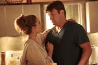 Castle – Ein neuer Fall katapultiert Castle (Nathan Fillion, r.) in ein alternatives Universum, in dem er Kate Beckett (Stana Katic, l.) niemals getroffen hat ...
