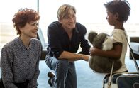 Lion: Der lange Weg nach Hause – Nachdem er einige Wochen auf der Straße gelebt hat, kommt Saroo (Sunny Pawar) in ein Waisenhaus und wird schließlich von dem australischen Ehepaar Sue (Nicole Kidman) und John Brierley (David Wenham) adoptiert.
