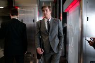 Paranoia - Riskantes Spiel – Im Auftrag von Nicholas Wyatt schleust sich Adam Cassidy (Liam Hemsworth) als neuer Mitarbeiter beim Konkurrenz-Unternehmen Eikon Systems ein.