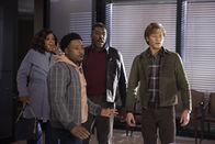 MacGyver – (v.l.n.r.) Lauretta Bozer (Wendy Raquel Robinson); Wilt Bozer (Justin Hires); Milton Bozer (Ernie Hudson); Angus MacGyver (Lucas Till)