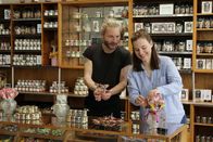 Süße Revoluzzer – Christian Mayer und Maria Scholz räumen Zuckerl ein während Servus TV's Junge Wilde Patisierie Dreh, in der Zuckerlwerkstatt am 22.2.2023 in Wien, Österreich