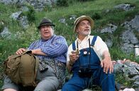 Löwenzahn Classics – Endlich eine Rast bei der Wanderung zur Bergspitze in den Alpen. Herr Paschulke (Helmut Krauss) denkt gleich ans Essen, aber Peter (Peter Lustig) macht Paschulke (Helmut Krauss) auf die wunderbare Pflanzen- und Tierwelt aufmerksam.