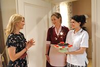 Sturm der Liebe – ARD STURM DER LIEBE FOLGE 1806 Uhr im ERSTEN. Tina (Christin Balogh, M.) und Pauline (Liza Tzschirner, r.) gratulieren Marlene (Lucy Scherer, l.) zum Geburtstag.