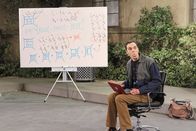 The Big Bang Theory – Howard hat sich einen Wagen angeschafft und ihm wird als verdienter Astronaut sogar ein Parkplatz auf dem Unigelände zur Verfügung gestellt. Doch das ist ausgerechnet der Parkplatz von Sheldon (Jim Parsons), der darauf pocht, dass er den Platz behalten darf, obwohl er gar kein Auto hat ...