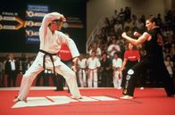 Karate Kid – Daniel LaRusso (Ralph Macchio, l.) wird gewzungen, zum Titelkampf anzutreten. Und Mike Barnes (Sean Kanan) kämpft nicht mit fairen Mitteln...
