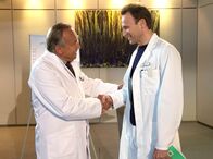 In aller Freundschaft – ARD/MDR IN ALLER FREUNDSCHAFT, FOLGE 558, "Eine Frage der Autorität" Uhr im ERSTEN. Prof. Simoni (Dieter Bellmann, li.) gratuliert Dr. Martin Stein (Bernhard Bettermann, re.). Er übernimmt interimsweise den Chefarztposten von Dr. Roland Heilmann, der sich mehr um seine an Brustkrebs erkrankte Frau kümmern möchte.
