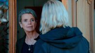 Rebecka Martinsson – Rebecka Martinsson (Ida Engvoll,re.) spricht mit der unterkühlten Maria Larsson (Stina Ekblad). Sie ist die einzige Angehörige des Waisenjungen Markus.; ARD Degeto REBECKA MARTINSSON - DENN DIE GIER WIRD EUCH VERDERBEN, "Rebecka Martinsson - Till offer åt Molok" Uhr im ERSTEN. Rebecka Martinsson (Ida Engvoll,re.) spricht mit der unterkühlten Maria Larsson (Stina Ekblad). Sie ist die einzige Angehörige des Waisenjungen Markus.