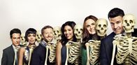 Bones - Die Knochenjägerin – V.l.: Aubrey (John Boyd), Dr. Camille Saroyan (Tamara Taylor), Dr. Jack Hodgins (T.J. Thyne), Angela Montenegro (Michaela Conlin), Dr. Temperance Brennan (Emily Deschanel), Seeley Booth (David Boreanaz)