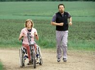 Tatort – WDR Fernsehen TATORT "Dreimal schwarzer Kater" Fernsehfilm Deutschland 2003, Buch Stephan Cantz und Jan Hinter, Regie Buddy Giovinazzo Uhr. Katharina Stoll (Caroline Peters), die Sprecherin des "Frida-Roloff-Hauses" bringt Rechtmediziner Prof. Karl-Friedrich Boerne (Jan Josef Liefers) ganz schön ins Schwitzen.