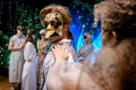 Sturm der Liebe – Ana (Soluna-Delta Kokol, r. vorne) und Vincent (Martin Walde, M.) finden beim Ball zueinander - doch Ana hält ihn für Philipp.
