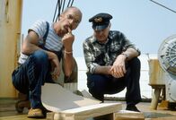 Löwenzahn Classics – Peter Lustig (l.) fährt auf einem Fischkutter mit.