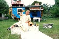 Löwenzahn Classics – Peter (Peter Lustig) hat viel von den Römern gelernt. Verkleidet lässt er sich vor seinem Bauwagen nieder und genießt das "römische Leben".