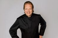 Der Vorkoster – Nur noch wenige Tage bis Weihnachten! Auch Björn Freitag und Yvonne Willicks haben jede Menge um die Ohren, nehmen sich aber wieder Zeit, das Jahr mit lieben Kolleginnen und Kollegen ausklingen zu lassen. Der Spitzenkoch hat diesmal ein besonderes Motto: Kulinarisch verwöhnen mit geschickt kombinierten Zutaten und besten Kochtricks!