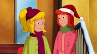 Bibi und Tina – Am ersten Weihnachtsfeiertag kommt Bibi (l.) nach Falkenstein. Tina (r.) freut sich auf die gemeinsame Zeit.