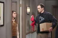 The Big Bang Theory – Sheldons (Jim Parsons, r.) Plan Amy (Mayim Bialik, l.) mit Pennys BH eifersüchtig zu machen, scheint nicht aufzugehen ...