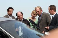 Monk – (v.li.): Adrian Monk (Tony Shalhoub), Marty Eels (Jason Alexander), Natalie Teeger (Traylor Howard), Capt. Leland Stottlemeyer (Ted Levine), Lt. Randall Disher (Jason Gray-Stanford).