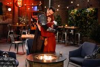 Call Me Kat – Max (Cheyenne Jackson, l.); Kat (Mayim Bialik, r.)