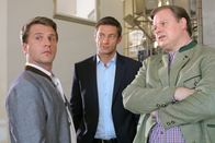Die Rosenheim-Cops – Das Opfer drohte, seinen Schwiegersohn (Peter Nitzsche, l.) aus der Firma zu entlassen. Die Cops (Michael A. Grimm, r.; Igor Jeftic, m.) vermuten dahinter ein Tatmotiv.