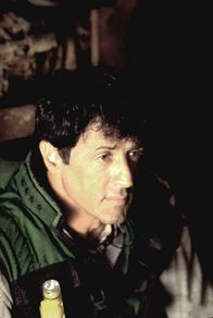 Daylight – Zwölf Überlebende sind 100 Fuß unter dem Hudson River giftigem Rauch und Feuer ausgesetzt. Latura 8Sylvester Stallone), lässt sich ohne zu zögern durch einen Belüftungsschacht zu ihnen nach unten schleusen, um sie durch diesen ins Freie zu bringen.
