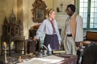 Black Sails – Als Eleanor (Hannah New, l.) bei ihren Verhandlungen nicht weiter kommt, bittet sie, nach Anraten von Mr. Scott (Hakeem Kae-Kazim, r.), um Hilfe ...