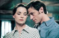 Bianca – Matthias (Andreas Hutzel, r.) empfindet väterliche Gefühle gegenüber Sofia, was Tina (Eva Klemt, l.) zunächst Schwierigkeiten bereitet.