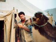 Mutter wider Willen – Der Archäologe Erik Stolz (Francis Fulton-Smith) bricht zu einer Wüstenexpedition auf, um dort Ausgrabungen zu machen.