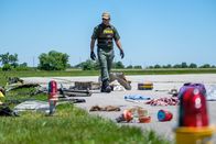 Mayday - Alarm im Cockpit – Brantford, Ontario, Kanada - Ein Polizist untersucht und beobachtet den Bereich der Absturzstelle des Aires-Flugs 8250. (Cineflix 2019/Darren Goldstein)